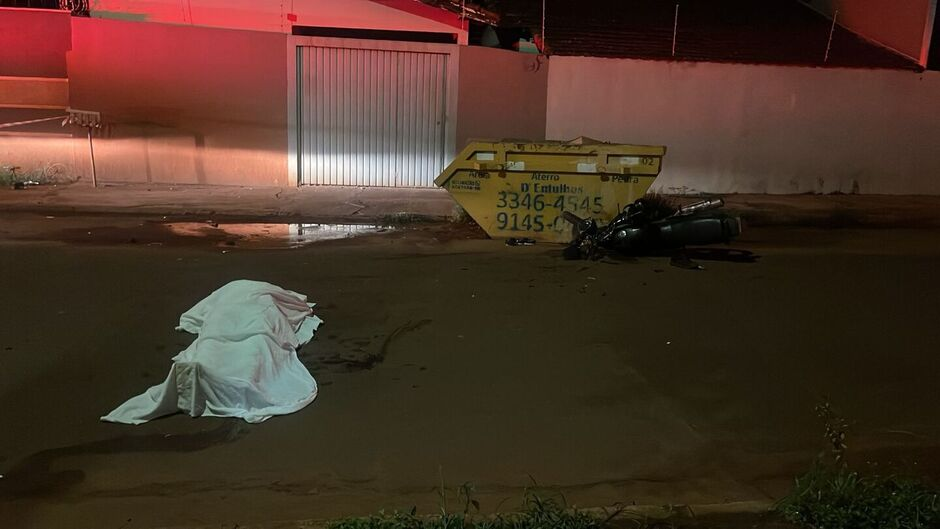 Motociclista morre ao colidir com caçamba no Bairro Parati, em Campo Grande