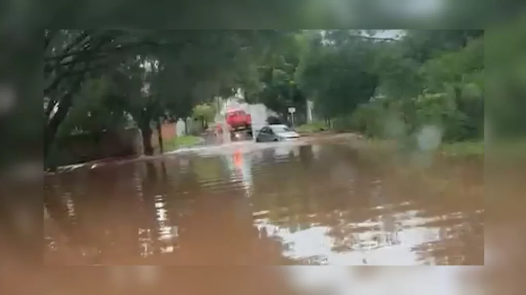 Chuva até rápida, mas forte, faz sensação térmica cair e alaga a Capital