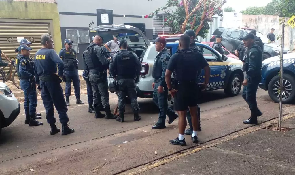 Homem armado com faca invade escola durante fuga em Campo Grande