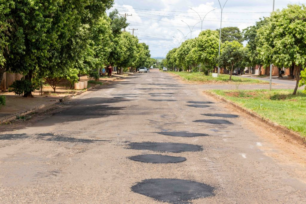 Governo de Naviraí executa limpeza geral e tapa buracos na Avenida Miguel Sotani