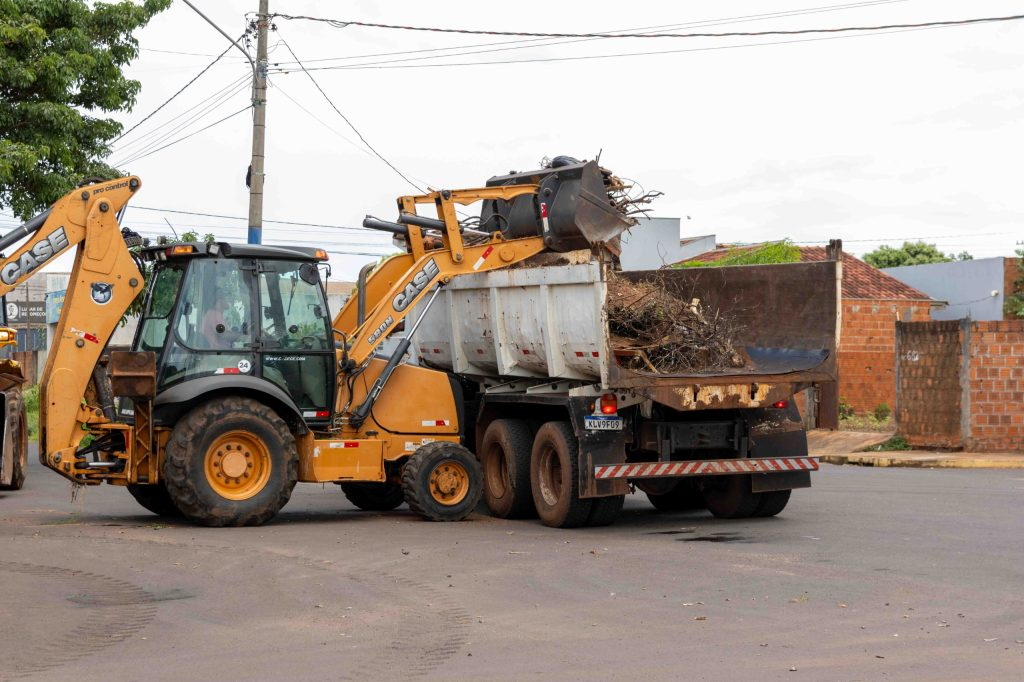 Governo de Naviraí executa limpeza geral e tapa buracos na Avenida Miguel Sotani