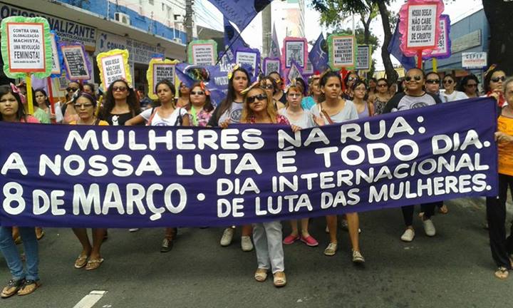 Mulheres organizam atos e batucada nos blocos de Carnaval para marcar o 8 M