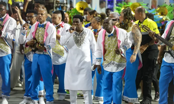 Neguinha da Beija-Flor puxa o enredo da escola, no segundo dia de carnaval do grupo Especial na Marquês de Sapucaí (Foto: Tomaz Silva/Agência Brasil)