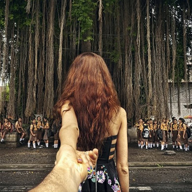 Fotógrafo registra namorada passeando pelo mundo