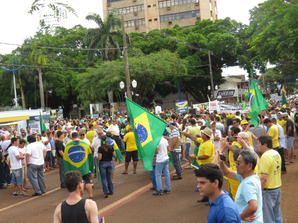 Seis mil manifestam em Dourados por impeachment