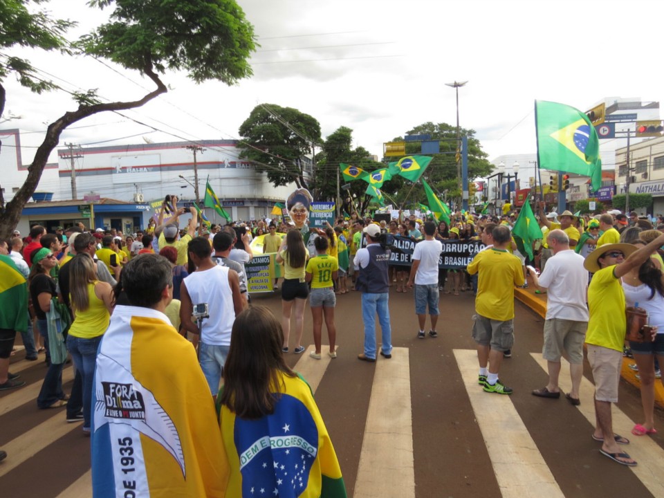 Seis mil manifestam em Dourados por impeachment