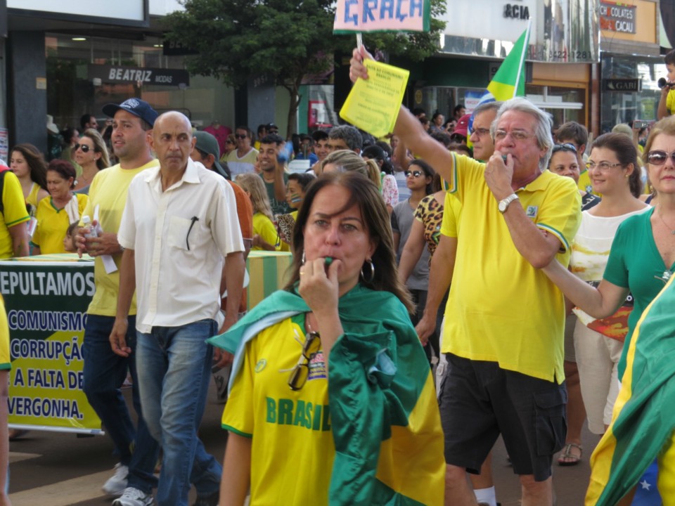 Seis mil manifestam em Dourados por impeachment