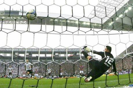 Fábio Santos marcou dois de pênalti na vitória do Corinthians
Wagner Carmo/Inovafoto/Gazeta Press