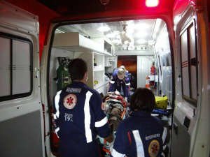 Homem foi baleado na frente de um bar - Foto: Osvaldo Duarte