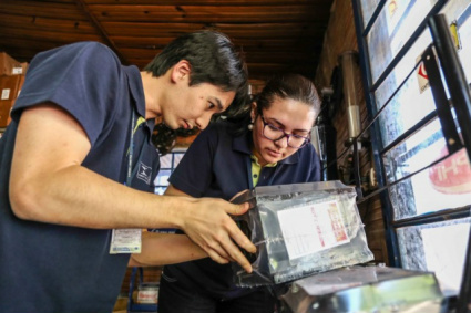 Técnicos verificam informações e selo do Inmetro em bateria comercializada em auto elétrica. (Foto:Fernando Antunes)