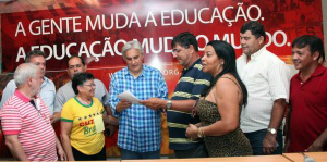 Delcídio vai cumprir compromissos com trabalhadores da educação