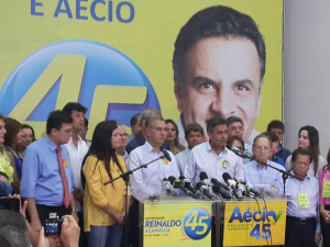 Desembarcou nesta tarde em Campo Grande o tucano Aécio Neves, candidato a Presidente