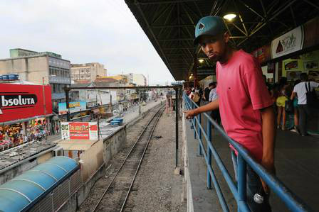 Henrique mostra o local onde o corpo foi parar após o atropelamento Foto: Marcelo Theobald / Marcelo Theobald