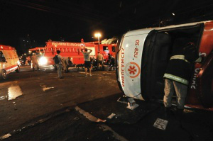 Acidente deixou dois presos nas ferragens e deixou o trânsito complicado no local. ( Foto: Alcides Neto)