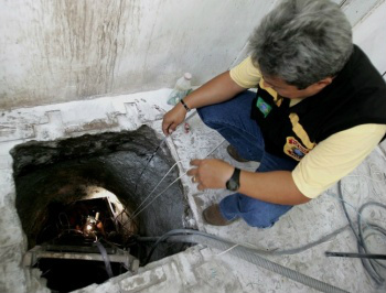 Jarbas Oliveira/Folhapress
Túnel cavado por quadrilha para assaltar a sede do Banco Central em Fortaleza (CE) em 2005, levando mais de R$ 160 milhões