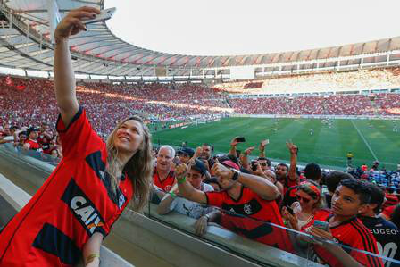 Ronda Rousey faz um selfie com os torcedores do Flamengo Foto: Lívia Villas Boas / Staff Images / Divulgação
