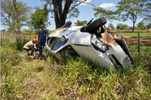 Carro do Conselho Tutelar de Anautilândia capotou - Foto: Márcio Rogério/Nova News