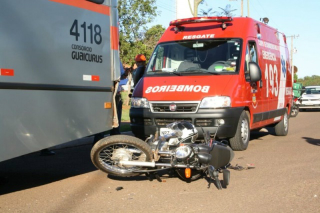 Moto bateu na traseira de ônibus coletivo (Foto: Marcos Ermínio)