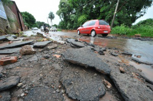 Asfalto ficou totalmente destruído, prejudicando o trânsito. (Foto:Marcelo Calazans)