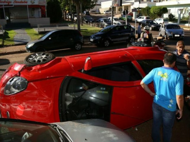 Ford Ka tombou e atingiu outro carro após colisão na Rua 15 de Novembro (Foto: Fernando Antunes