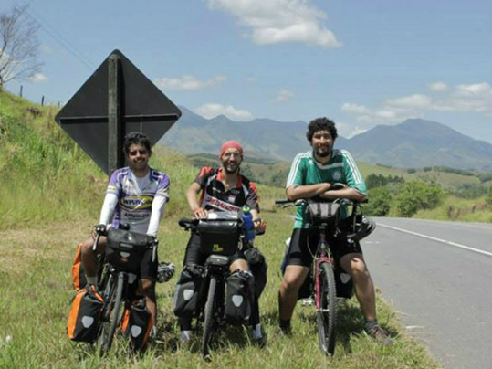 Filipe Falcone, Felipe Fontes e Marcelo Rachmuth durante a viagem de bicicleta pelo Brasil (Foto: Arquivo pessoal/Sobre 6 Rodas)