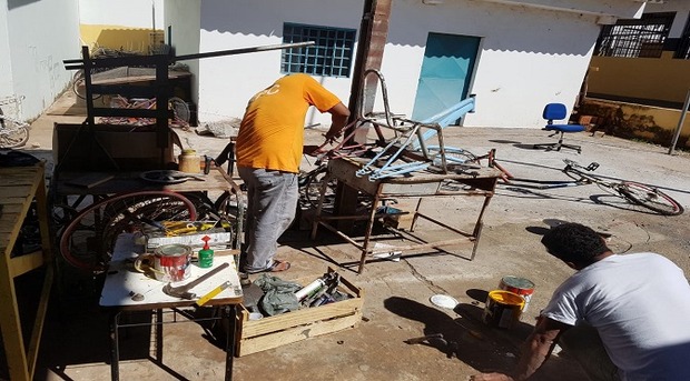 Fabricação de cadeiras de rodas funcionais por detentos gera inclusão dentro e fora do presídio de Corumbá