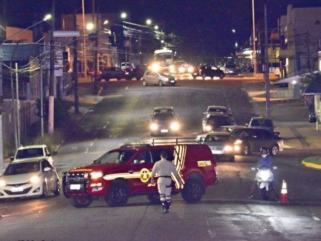 O trânsito na avenida Presidente Ernesto Geisel foi interditado por 1h30, na noite de ontem (4). Vinícius Santana/CG News