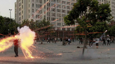 O cinegrafista Santiago Andrade sendo atingido por um explosivo no Centro do Rio Foto: Domingos Peixoto / Agência O Globo