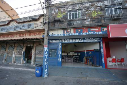 Fachada da loja de Baterias de Mauro Machado, pai da cantora Anitta, em São Pedro da Aldeia. Foto: Márcio Alves / Agência O Globo