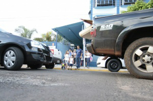 Campanha quer coibir fila dupla na frente das escolas (Foto: Arquivo)