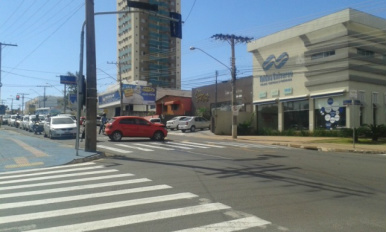 Gol não consegue parar a tempo e joga o fiat uno contra muro (Foto - Juliana Brum)