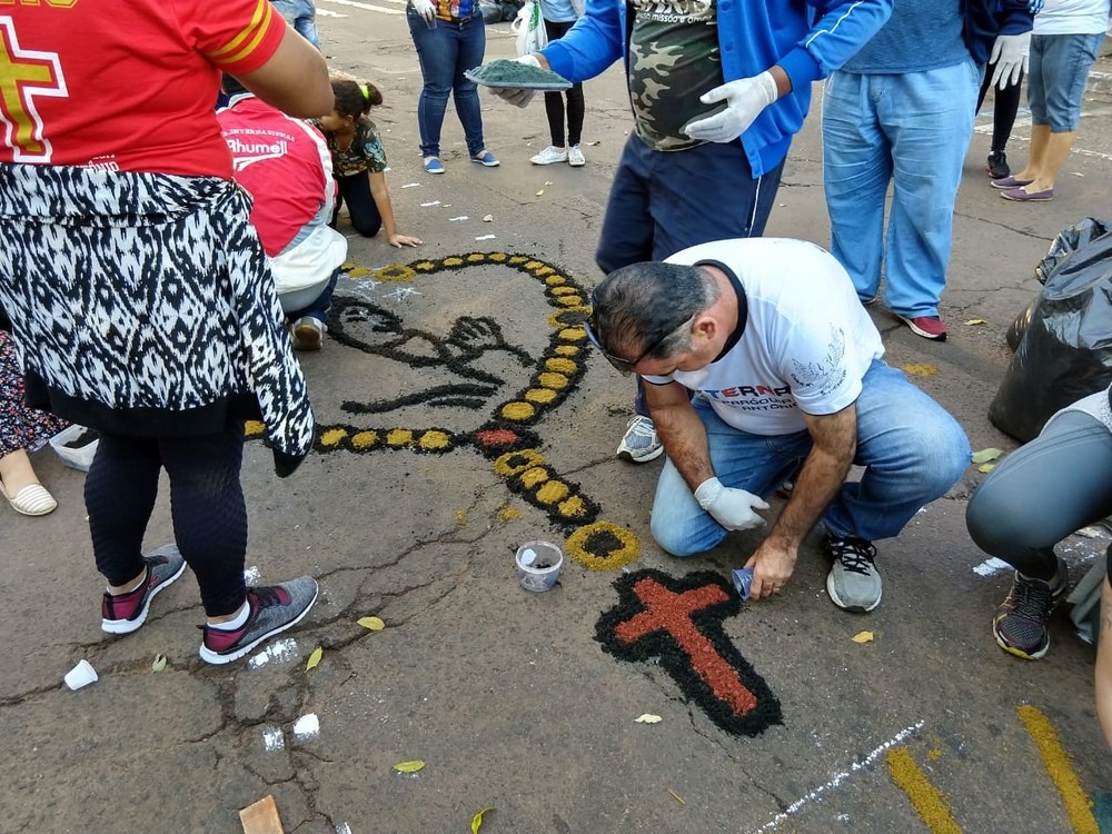 Confecção de tapete para a procissão de Corpus Christi, em Campo Grande. Ariovaldo Dantas/TV Morena