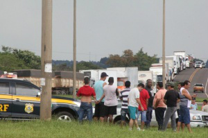 Hoje pela manhã, manifestação prosseguia em Campo Grande (Foto: Marcos Ermínio)