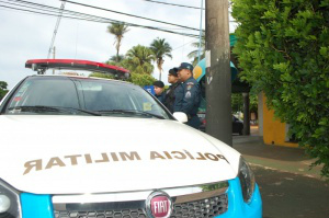 Polícia Militar acompanha crescimento do número de moradores de rua no centro da Capital (Foto: Renan Nucci)