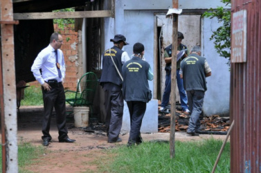 Corpo foi encontrado carbonizado coberto com panos. (Foto: Marcelo Calazans)