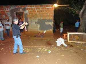 Menor foi atingido com uma facada no tórax e morreu na hora - Fotos: Osvaldo Duarte