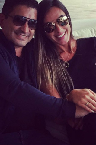 Nicole já exibe a aliança de noivado com o empresário Alessandro Bassani Foto: Instagram