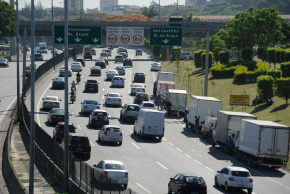 No caso de descumprimento das normas o veículo autuado só seguirá viagem após o horário de término da restriçãoTânia Rêgo/Agência Brasil