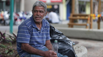 Jorge Celestino, morador de rua, encontrou carteira de médica e se preocupou em devolver à dona Foto: Márcio Alves
