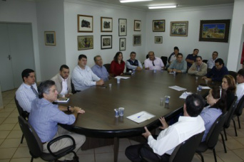 Prefeito Murilo reunido com secretários municipais; ele pediu controle absoluto nos gastos para que Dourados consiga vencer a crise – Chico Leite