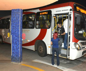 Fiscal do Consórcio Guaicurus vende passagem a passageiro que vai acessar outro coletivo 
(Foto: Gerson Oliveira / Correio do Estado)