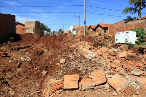 Entulhos que restaram no terreno, após a demolição (Foto: Marcos Ermínio)