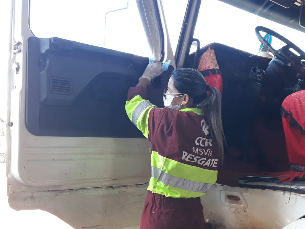 Ação realiza higienização de cabines de motoristas de caminhões na BR-163