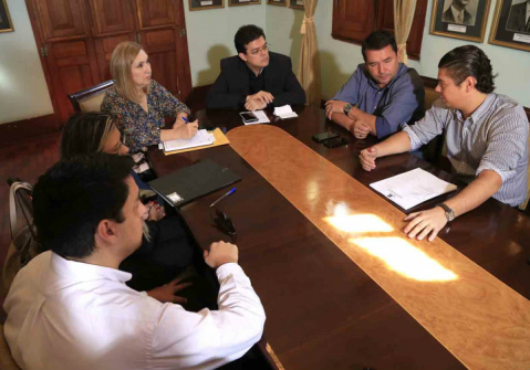 Foto:Gerson Walber 
Prefeito se reúne com empresários dos food trucks e vereador Otávio Trad